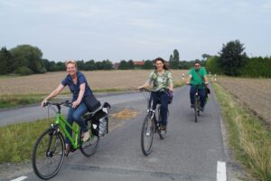 Radtour durch Münster. Hier auf der Eschstraße: Maria Klein-Schmeink, Grüne BV Vertreter/in Christine Schulz und Dirk Wimmer (von l. nach r.)