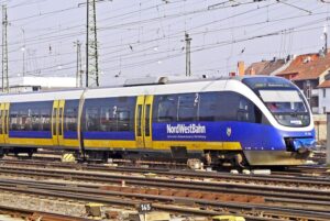 Ein Zug der NordWestBahn auf Schienen.