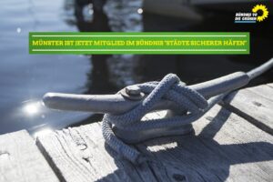 Man sieht eine Tau, dass an einem Anlegesteg festgemacht ist