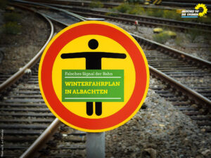 Bahnhaltezeichen mit Text "Falsches Signal der Bahn. Winterfahrplan in Albachten"