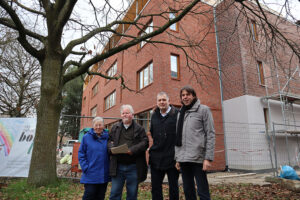 Grüne Rats- und Parteileute vor dem Rohbau am Schiffahrter Damm