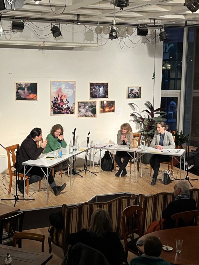 Die Teilnehmendne diskutieren auf dem Podium zum Thema Antisemitismus