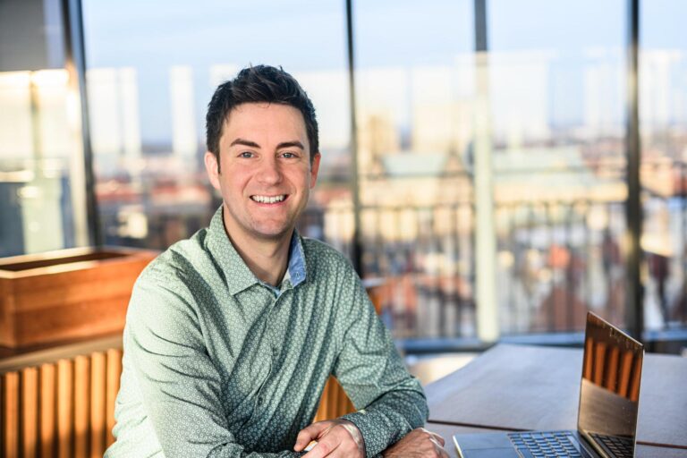 Philipp Mathmann vor der Münsteraner Skyline