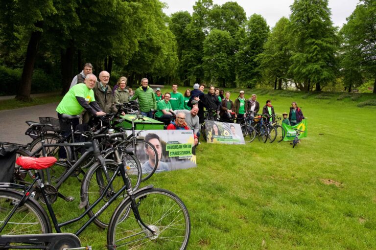 Grüne Mitglieder machen ein Gruppenfoto mit Fahrrädern zum Stadtradeln