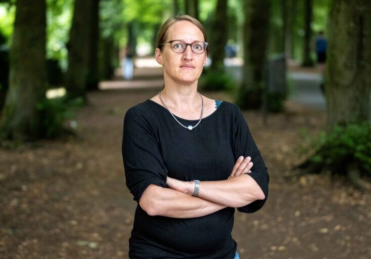 Sprecherin Birgit Wolters steht mit ernstem Gesichtsaudruck auf der Promenade